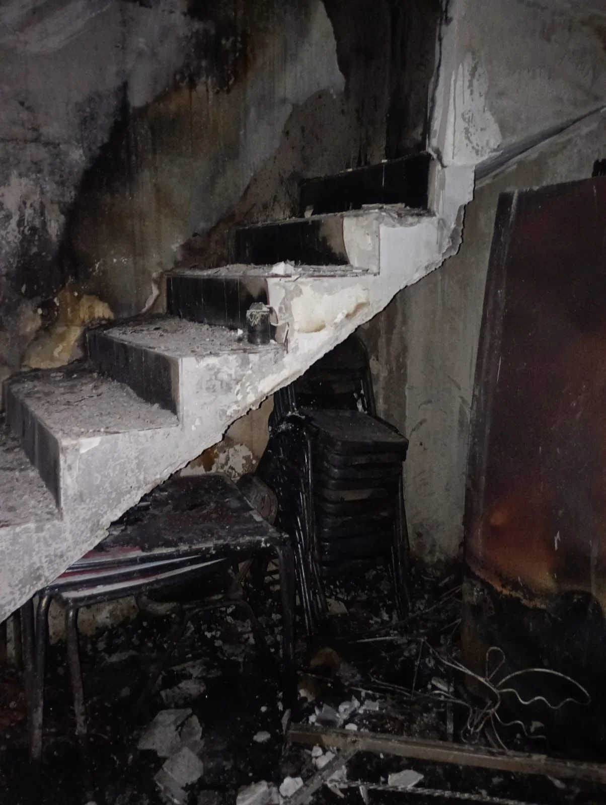 Discusión de pareja escala a incendio intencional en Torreón; mujer prende fuego a objetos domésticos. Autoridades acudieron al domicilio para controlar la situación.