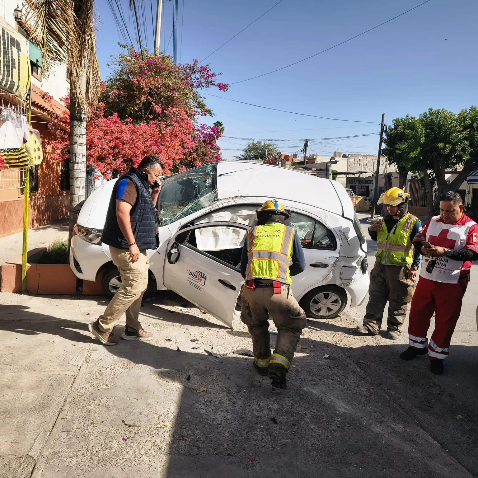 Accidente vial con volcadura moviliza a cuerpos de rescate en la zona Centro de Torreón. Se reportan dos vehículos involucrados y derrame de líquidos.
