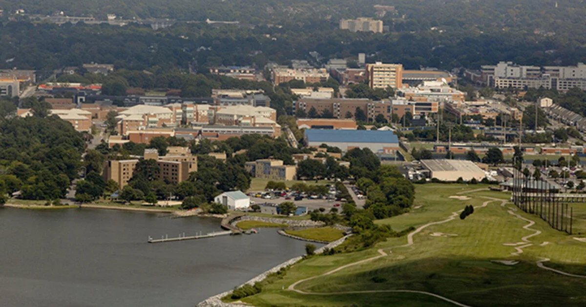 Tiroteo en universidad de Virginia, Estados Unidos, deja dos heridos y al atacante muerto