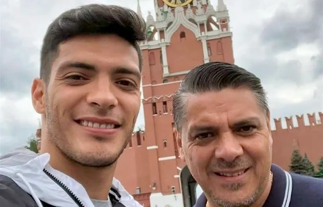 Hasta el momento, ni el delantero del Fulham ni sus hermanos y familiares se han pronunciado al respecto