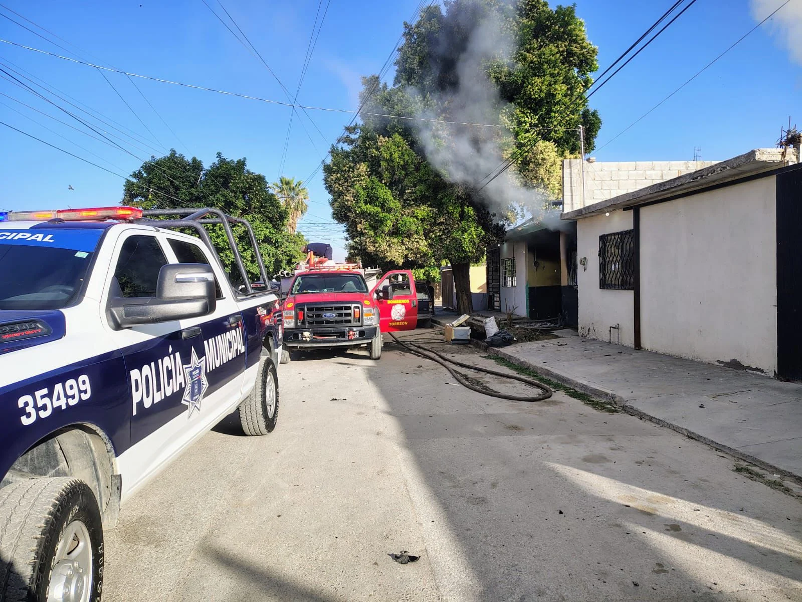 Incendio en vivienda de Torreón moviliza a bomberos; una persona huye del lugar. No se reportan lesionados tras sofocar las llamas en la colonia Nueva Merced.