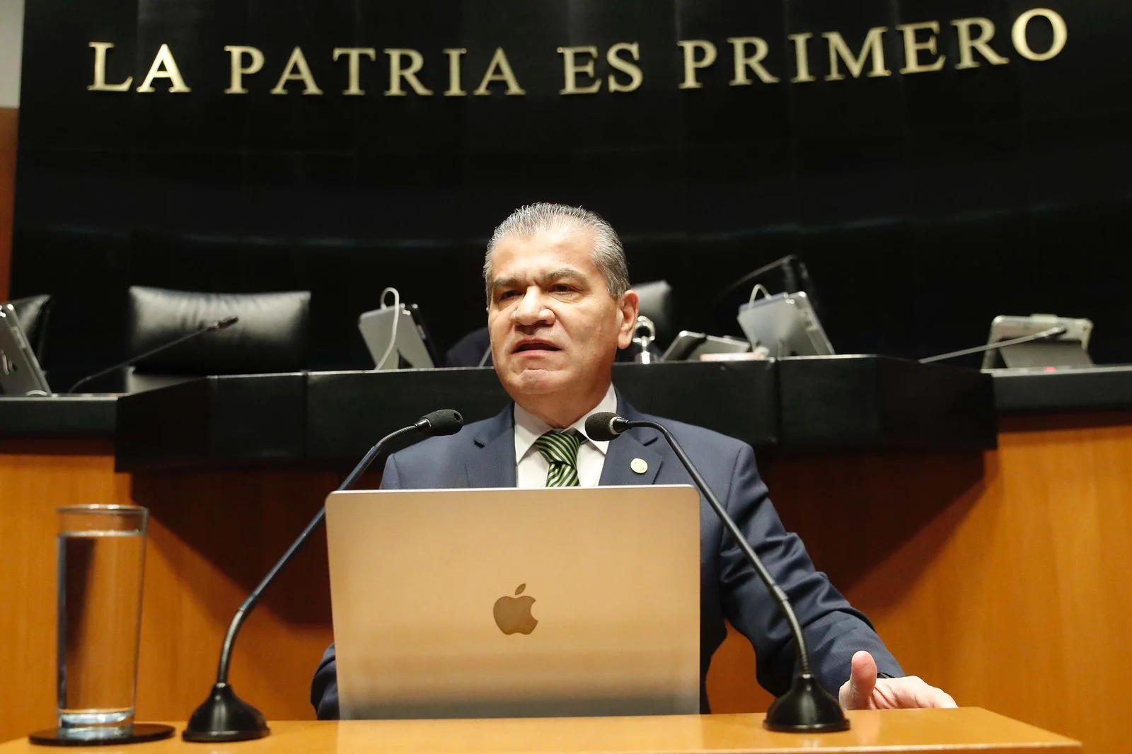 Senador propone subsidio federal permanente para fortalecer policías municipales con equipamiento, capacitación y mejora salarial, ante crisis de seguridad.