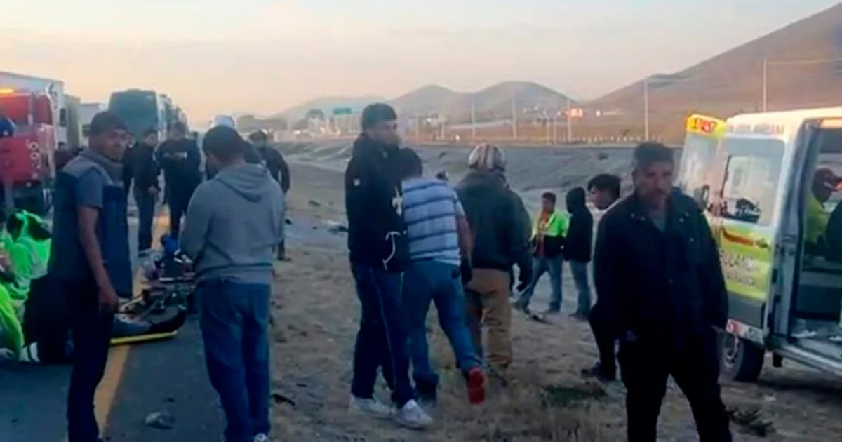 Personal de Protección Civil de Galeana y de las ambulancias del CRUM acudieron al auxilio, localizando cuatro personas lesionadas