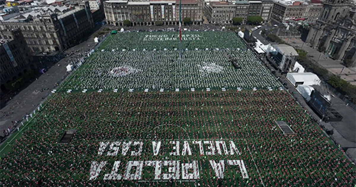 Nueve mil 500 personas participaron en la clase masiva de futbol realizada en la plancha del Zócalo capitalino