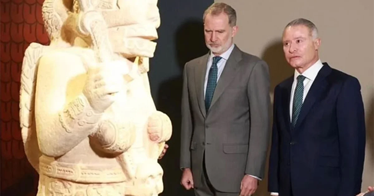 El monarca español recorrió esta mañana de lunes en Madrid la exposición 'La mitad del mundo. La mujer en el México indígena'
