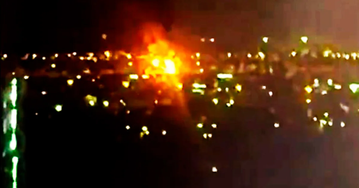 La autoridad informó que equipos de emergencia atendieron el incendio originado tras el incidente con drones en los alrededores del aeropuerto
