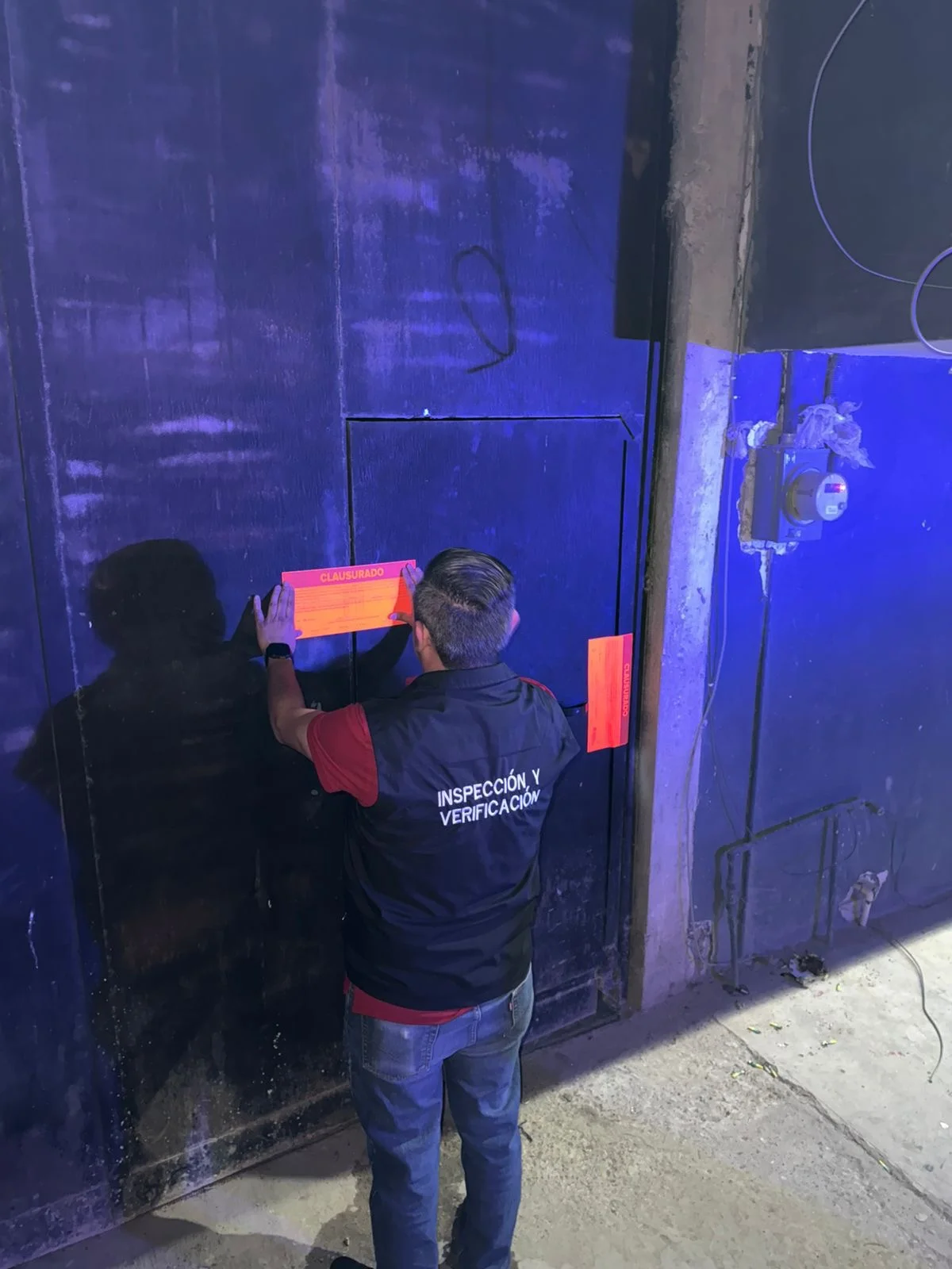 Clausuran fiesta en Quinta Acuamon por venta ilegal de alcohol, falta de permisos y presencia de menores. Hubo agresiones a inspectores.