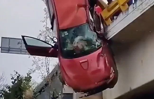 El accidente ocurrió en Puebla; entre los sobrevivientes hay dos menores que fueron auxiliados por automovilistas y trasladados a un hospital.