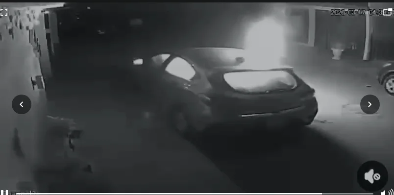 Vecinos captan el momento en que dos sujetos incendian un vehículo estacionado frente a una vivienda familiar durante la madrugada. Investigan ataque intencional.