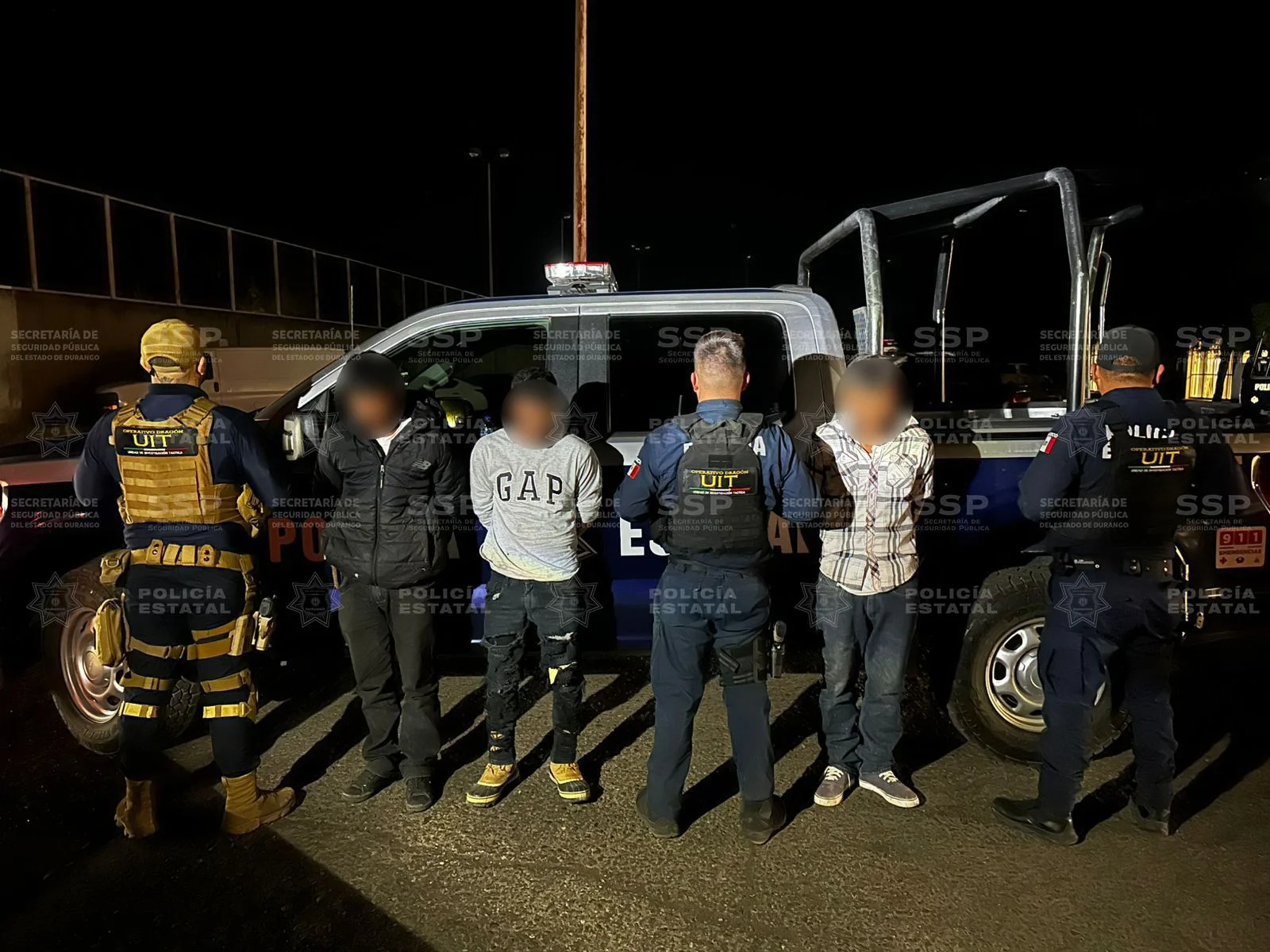 Policía Estatal detiene a tres hermanos señalados como responsables del homicidio de un hombre en la comunidad de Maravillas de Arriba, Durango.