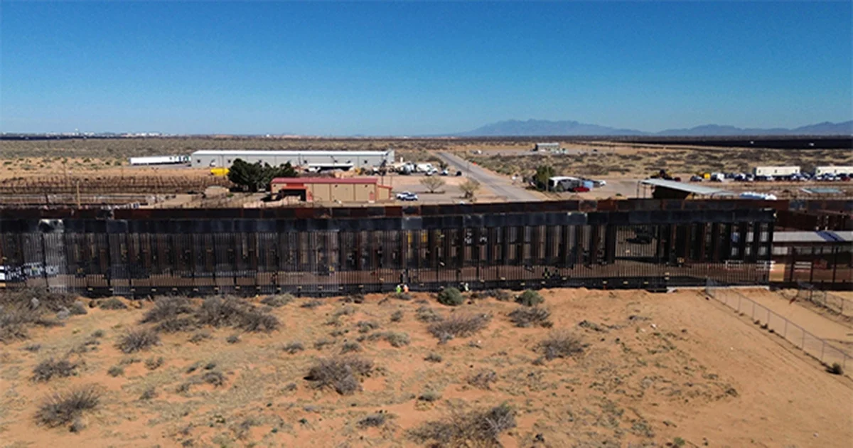 Dicho muro entre los Estados Unidos y México está pintado de negro para dificultar la escalada de los migrantes
