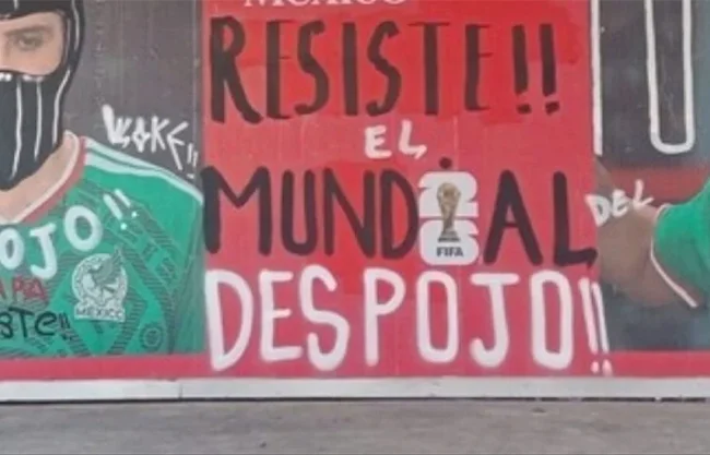 Pintas con mensajes de protesta social aparecieron en murales del Tricolor; cuestionan prioridades del Gobierno.