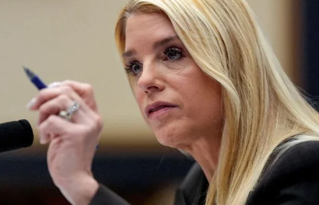 Pam Bondi deberá declarar bajo juramento sobre el manejo de expedientes vinculados al financiero acusado de tráfico sexual.
