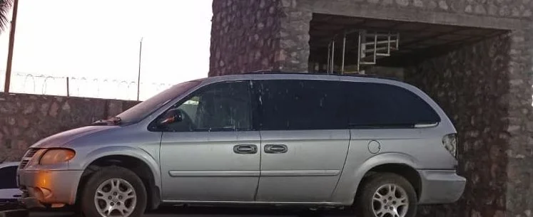 Agentes municipales interceptan una grúa en Torreón y detienen a su conductor por transportar un vehículo con el número de serie alterado, durante un operativo de vigilancia.