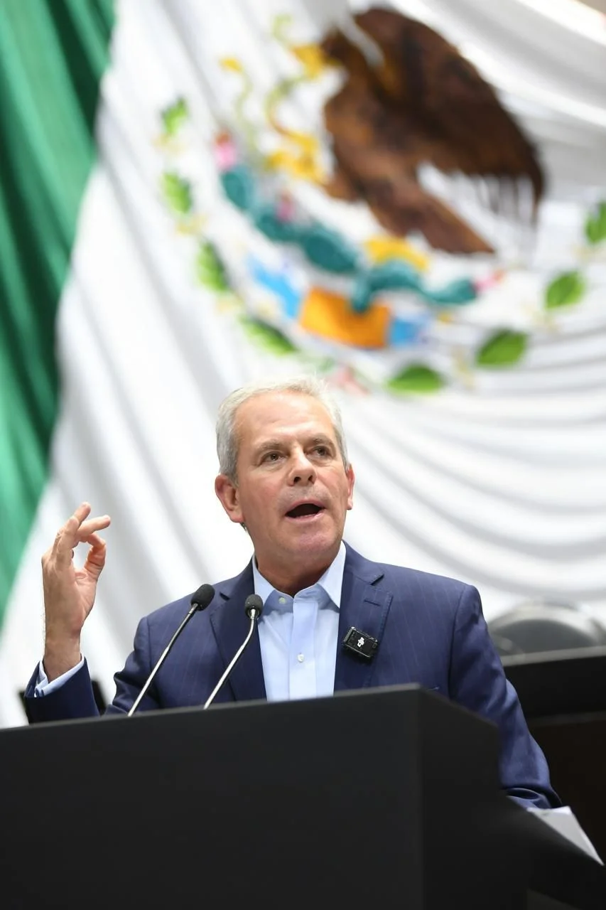 Diputado propone ley para eliminar privilegios y garantizar coherencia entre el discurso de austeridad y el uso real de recursos públicos por funcionarios.