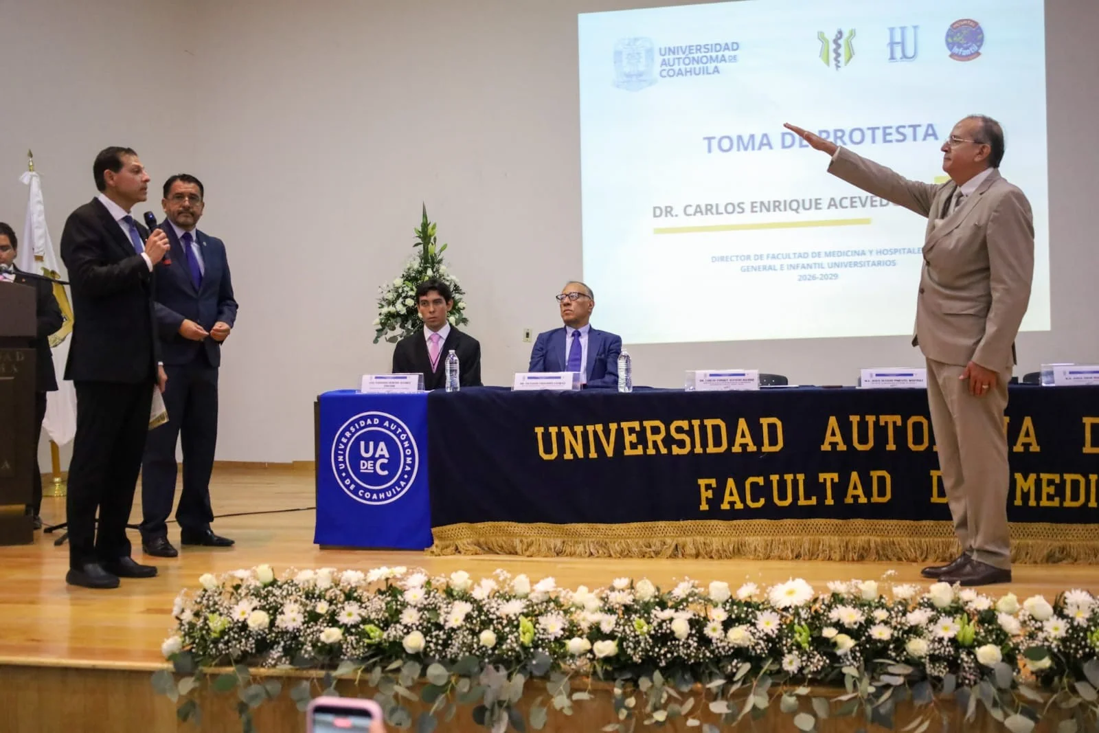 Rector de la UAdeC toma protesta a nuevos directores de las facultades de Economía y Mercadotecnia, y de Medicina en la Unidad Laguna.