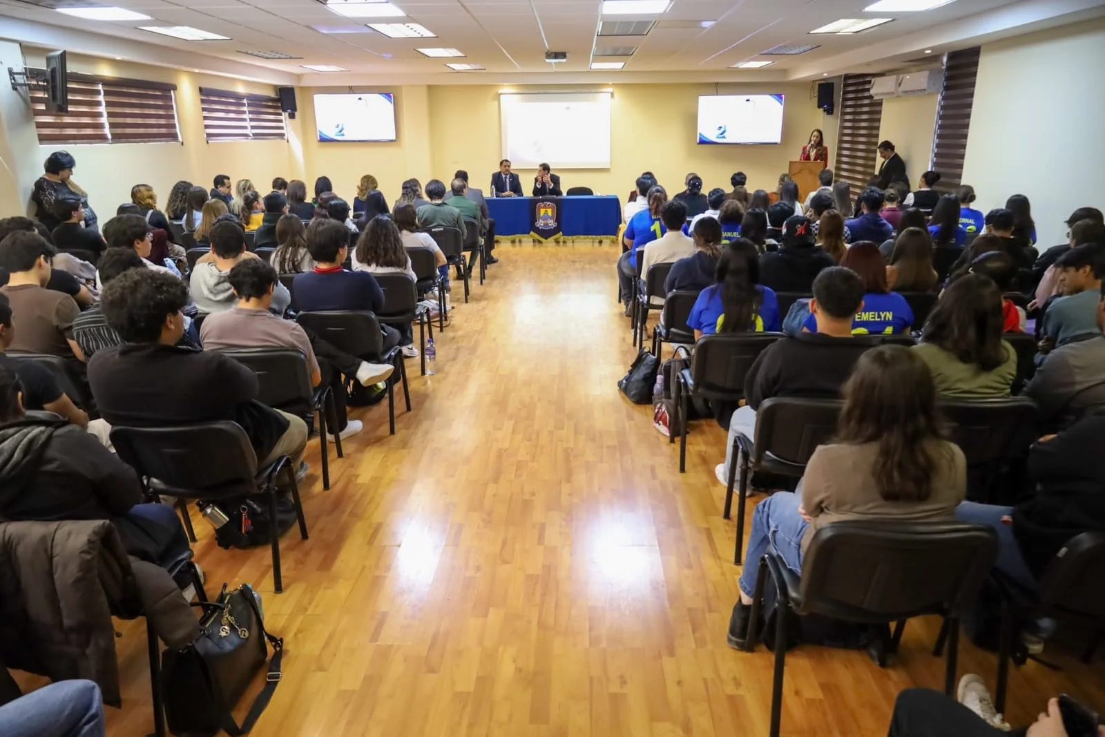 Directora de la FAFF-UAdeC rinde segundo informe, destacando avances académicos, de infraestructura y bienestar estudiantil, con la presencia del rector.