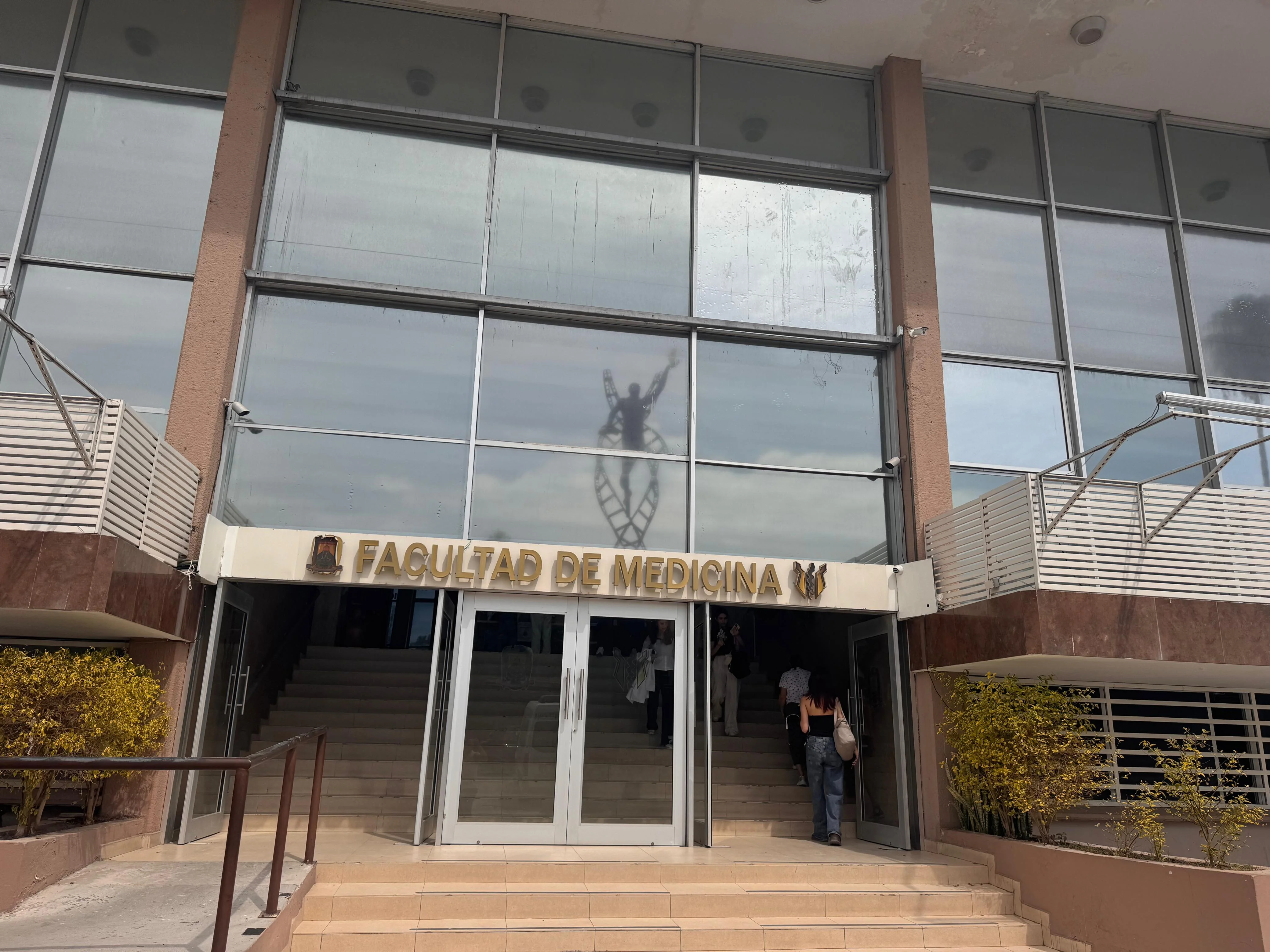 1,300 aspirantes competirán por 120 lugares en el examen de admisión de la Facultad de Medicina de la UA de C, aplicado por un organismo externo para garantizar transparencia.