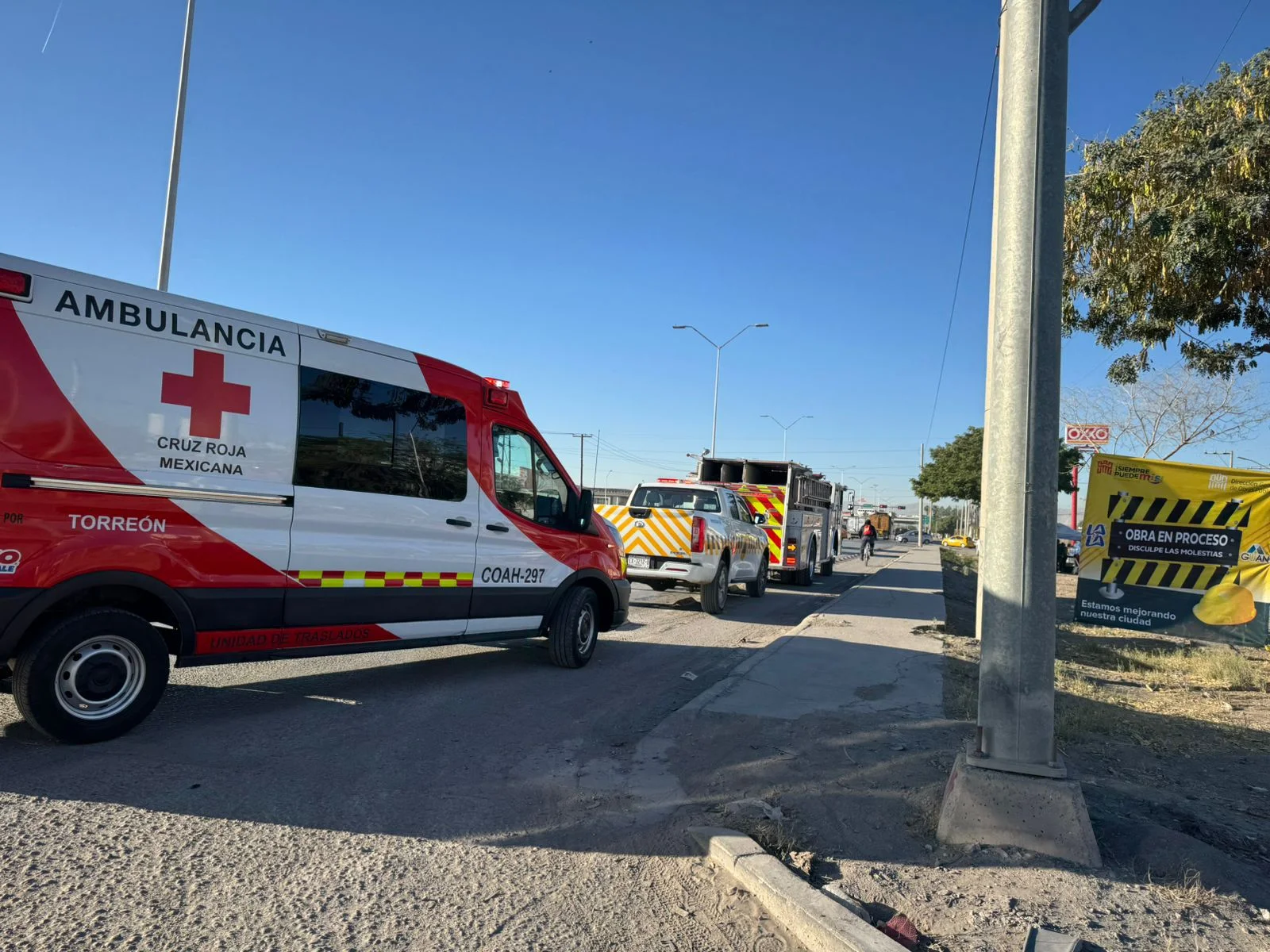 Accidente vial en carretera antigua a San Pedro, Torreón, deja tres jóvenes lesionados tras impacto de camión contra dos motocicletas.