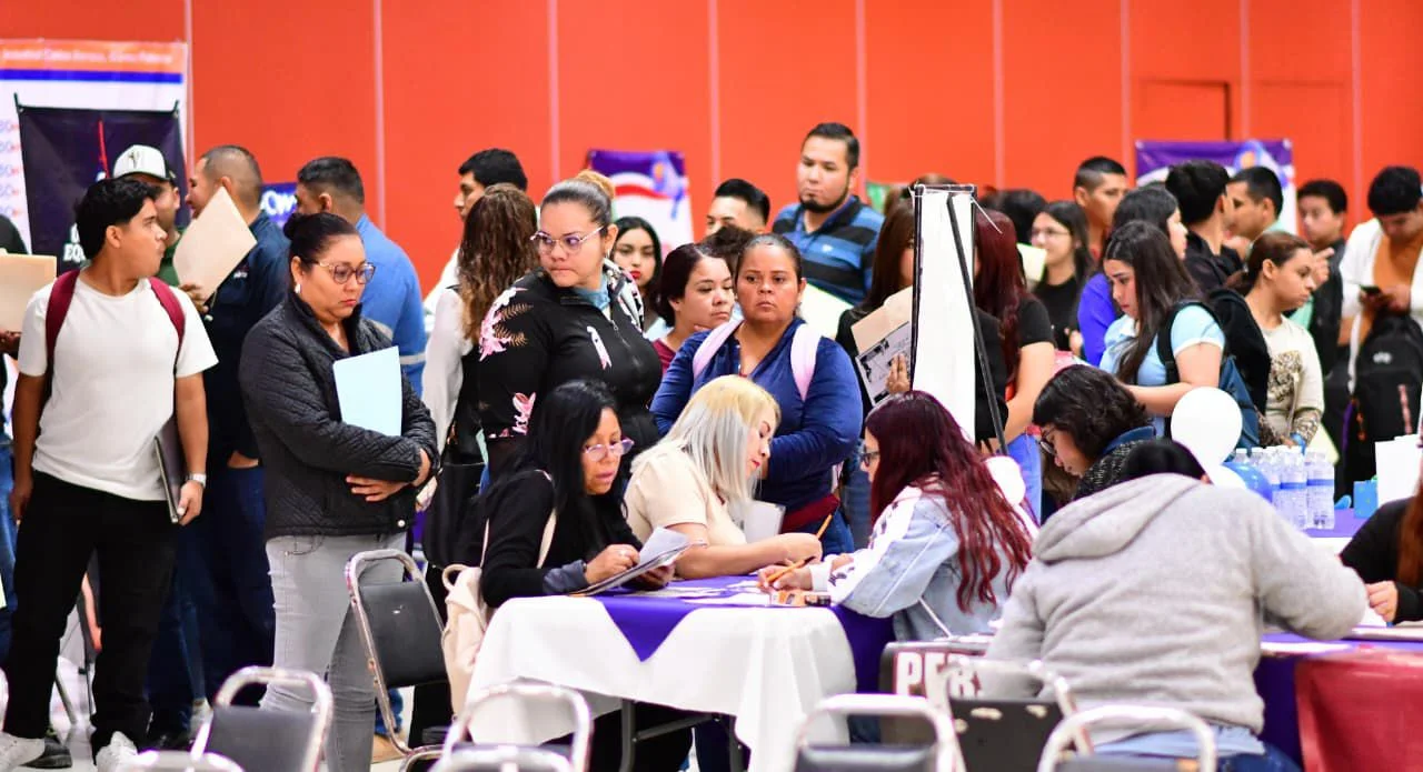 Feria de Empleo en La Laguna conecta a mujeres con más de 670 vacantes formales en 40 empresas regionales. Oportunidad laboral y desarrollo económico.