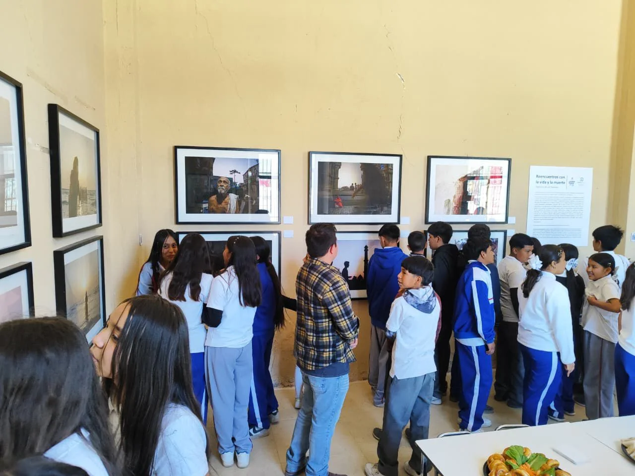 Llevan exposición fotográfica “Reencuentros con la vida y la muerte” al ejido La Flor de Jimulco