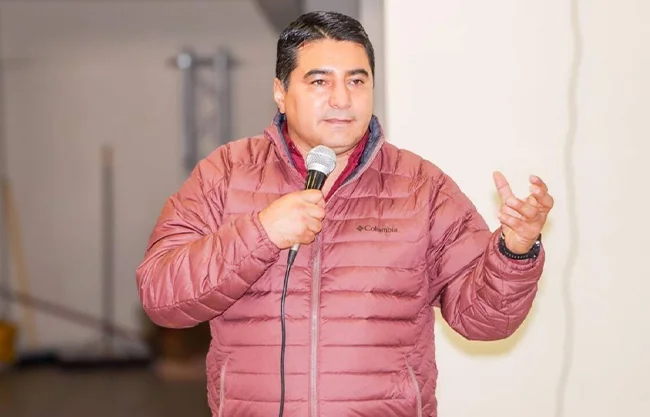 Exboxeador puede enfrentar juicio en libertad; la víctima acusa agresión mientras él era funcionario en Tijuana.