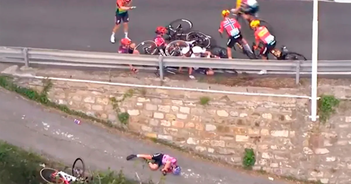 La italiana Silvestri llegó a toda velocidad y no pudo evitar salirse de la carretera hacia el vacío.