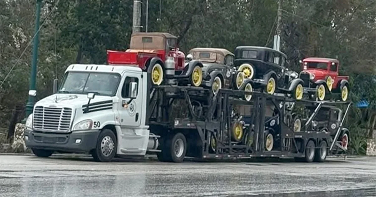 Roban autos clásicos en autopista de Puebla tras evento en Cancún; los recuperan en paraje