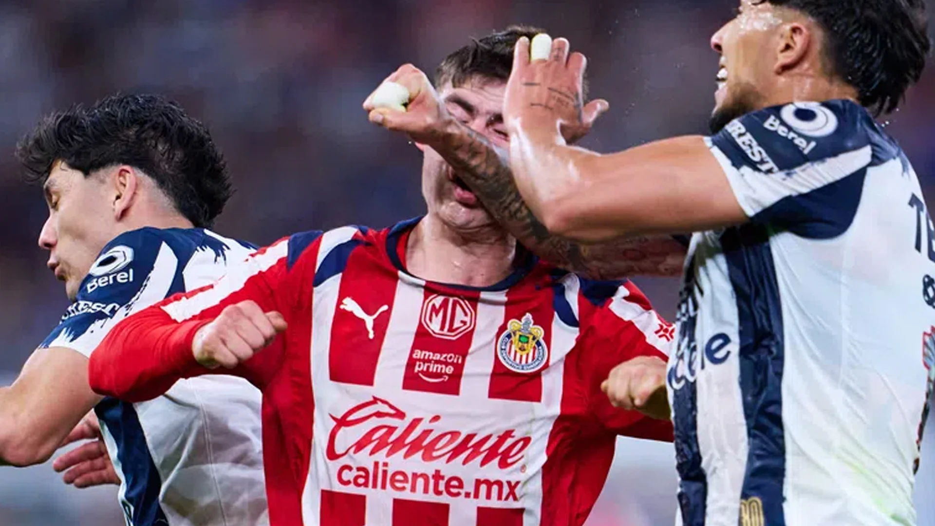 Armando “Hormiga” González recibió atención médica tras el fuerte codazo, mientras que el árbitro solo amonestó a Carlos Salcedo con tarjeta amarilla