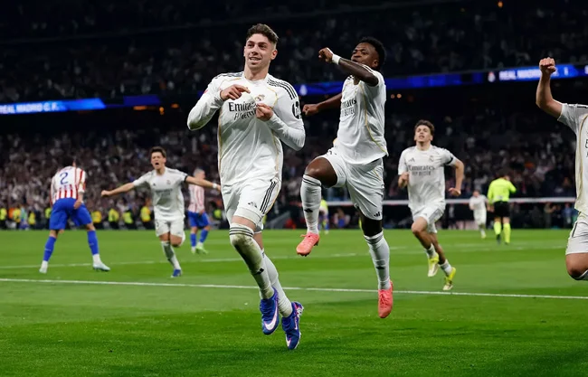 Con doblete de Vinicius Jr. y uno más de Valverde los merengues vencieron a los Colchoneros que descontaron con los tantos de Lookman y Molina