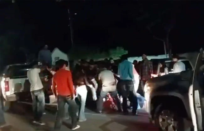 Riña entre ebrios afuera del parque de béisbol en General Cepeda