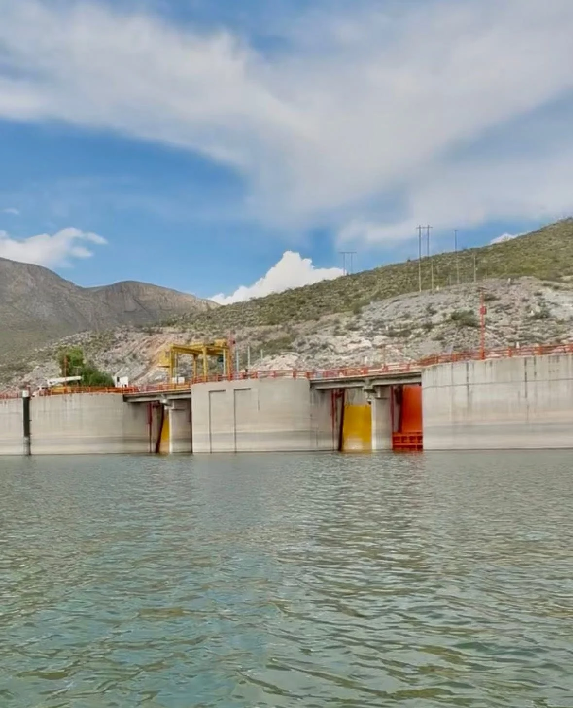 Conagua inicia ciclo de riego 2026-2027 en La Laguna. Agua de la presa Zarco fluye por el Nazas para regar más de 38 mil hectáreas de cultivo.