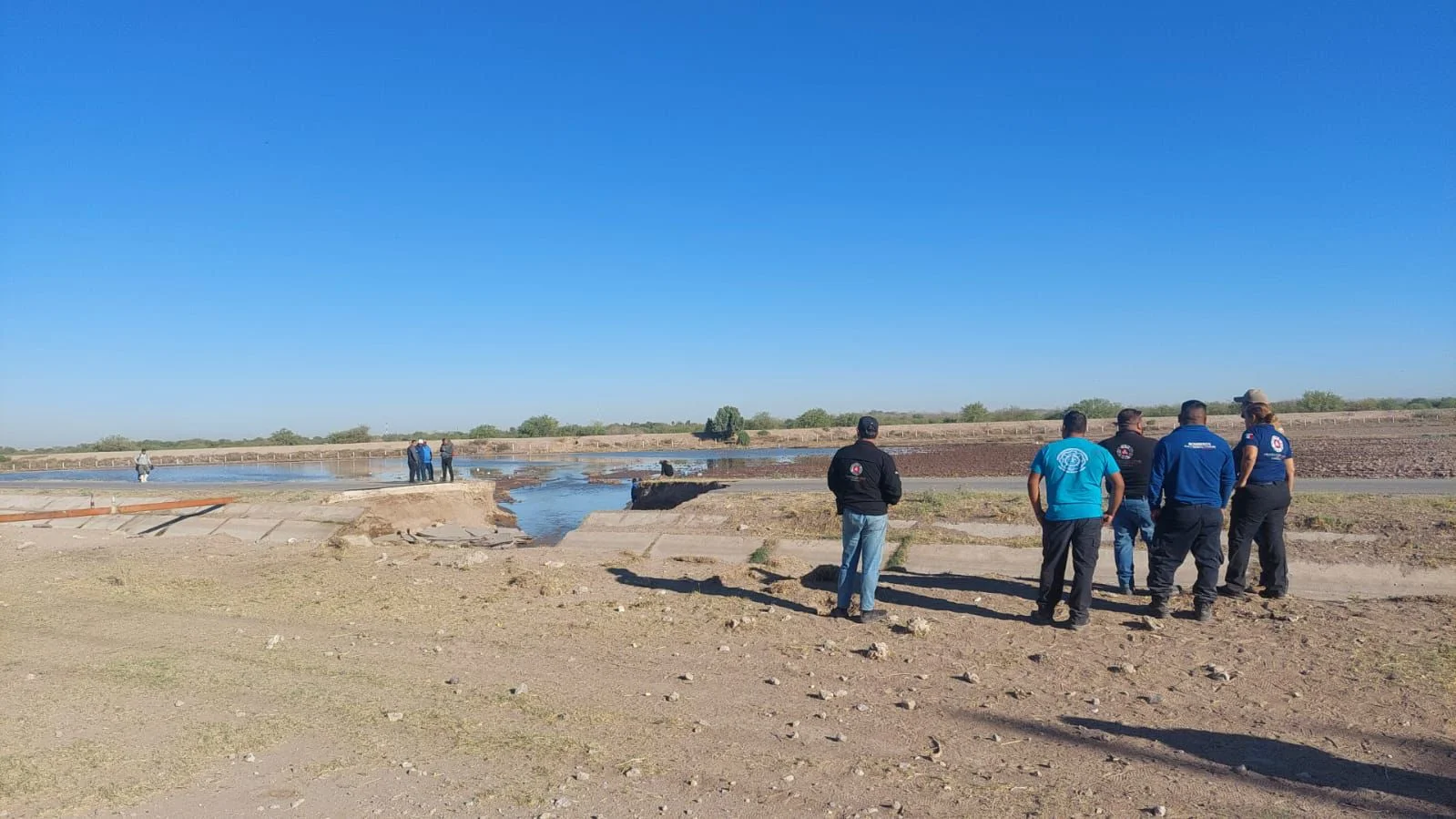 Motociclista muere tras accidente en carretera de Matamoros, Coah., presuntamente por daño en el pavimento causado por un canal de riego.