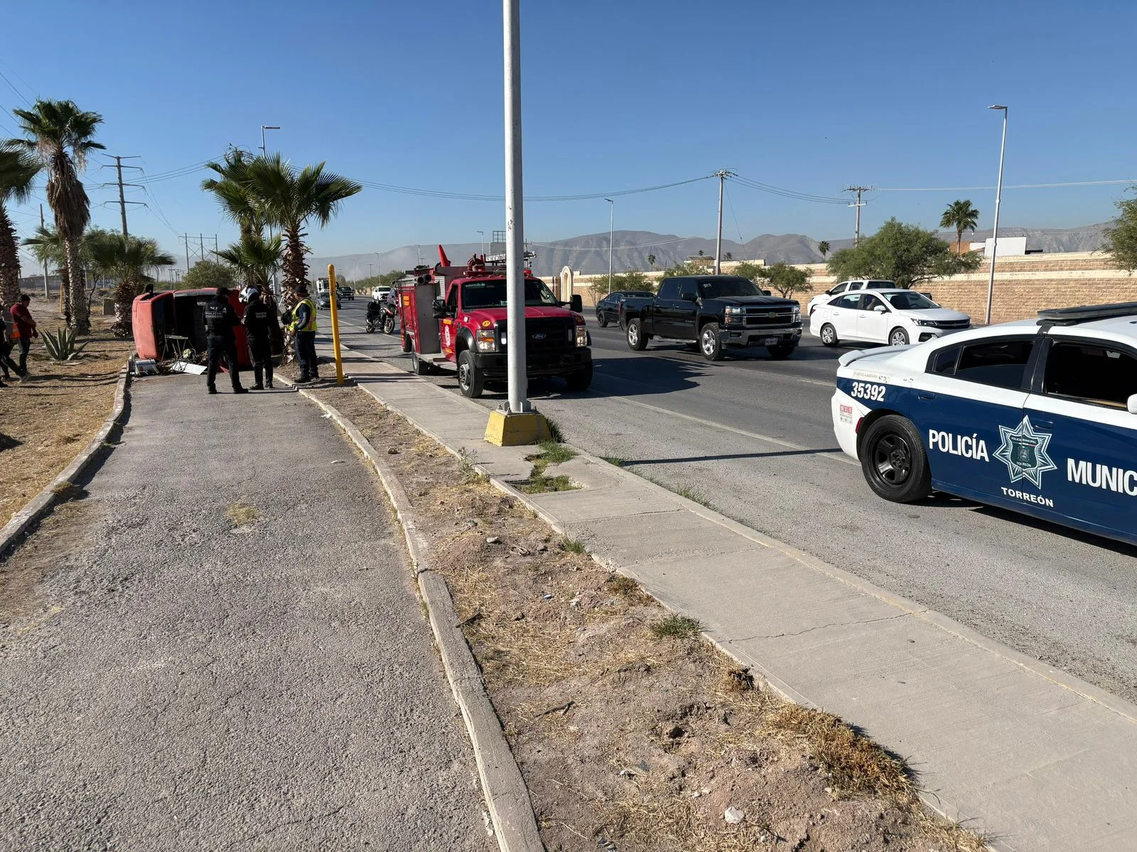 Volcadura de camioneta en carretera Mieleras de Torreón no deja heridos graves; dos ocupantes fueron atendidos en el sitio por paramédicos.