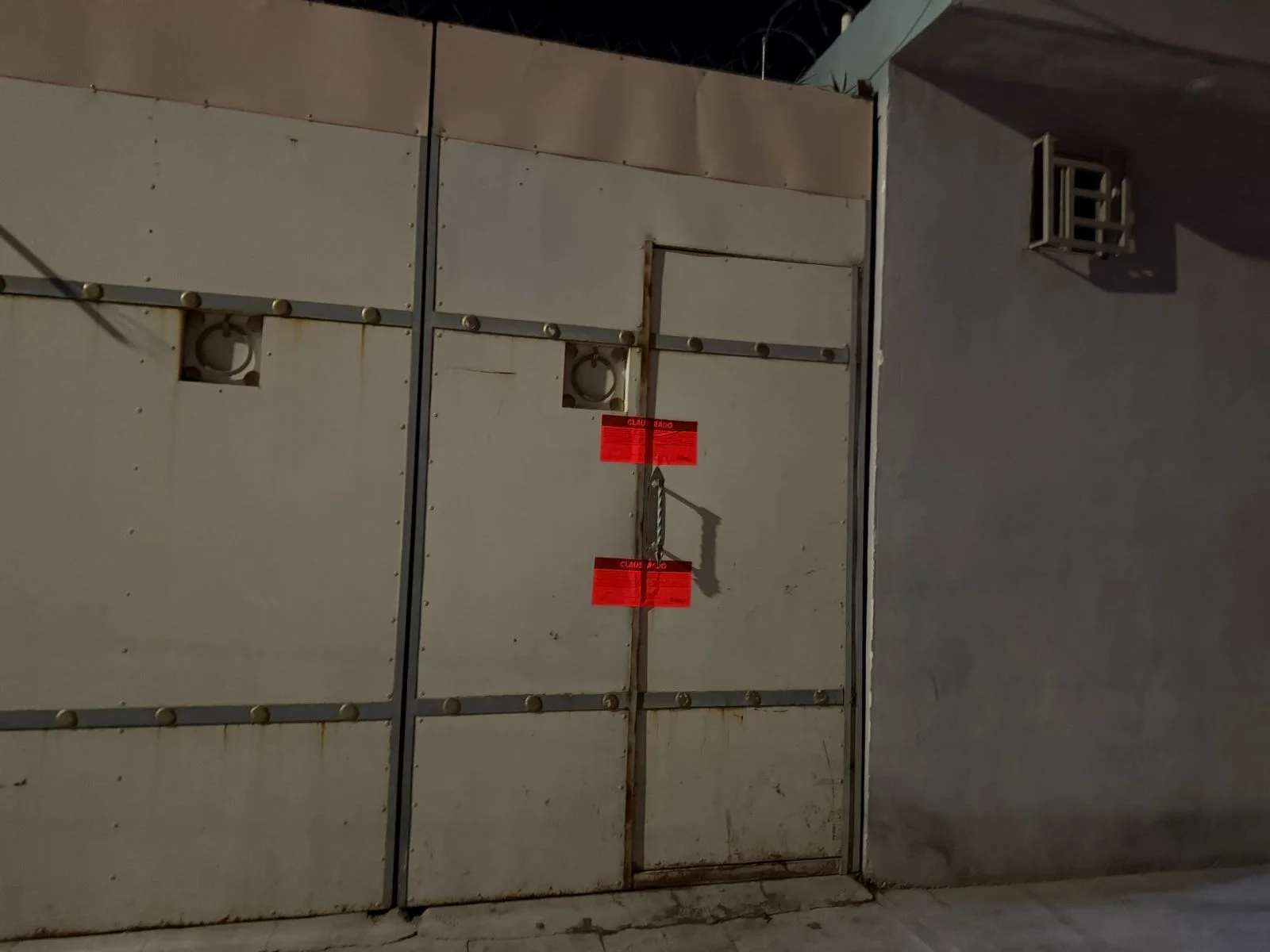 Clausuran quinta clandestina en Saltillo tras hallar a más de 100 menores consumiendo alcohol y sustancias ilícitas. Operativo municipal por múltiples irregularidades.