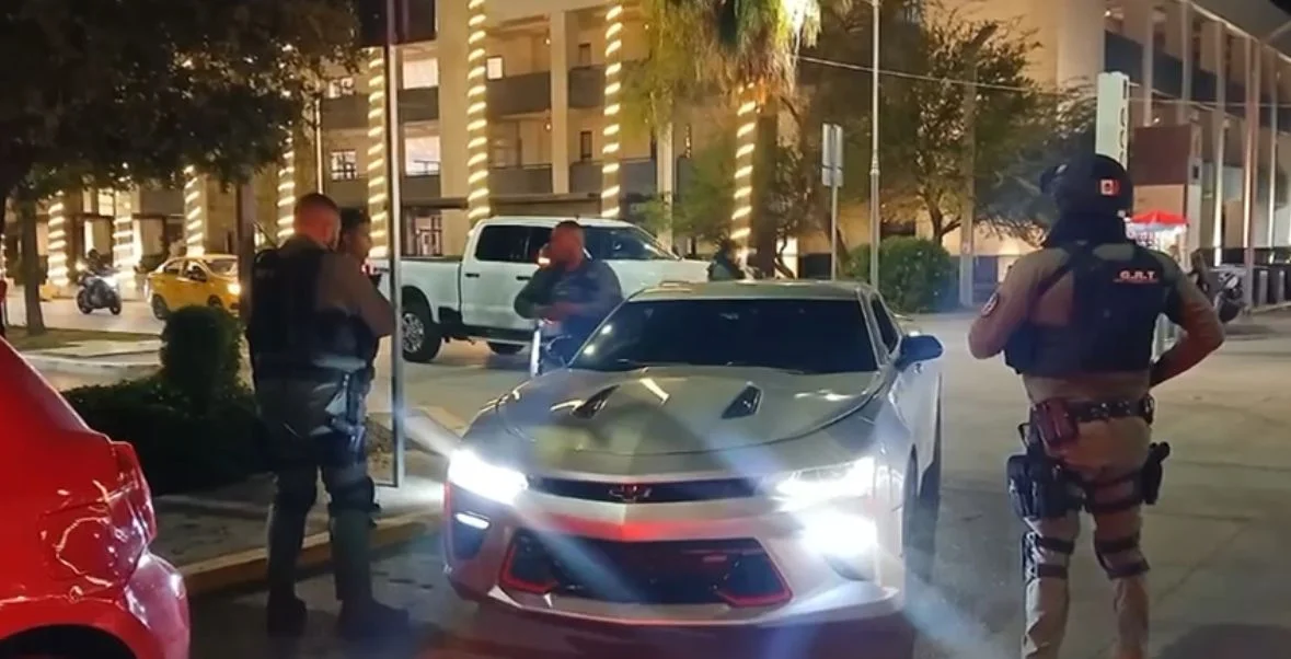 Joven de 19 años detenido tras realizar arrancones en Plaza Mayor de Torreón y agredir a policías. Vehículo asegurado.