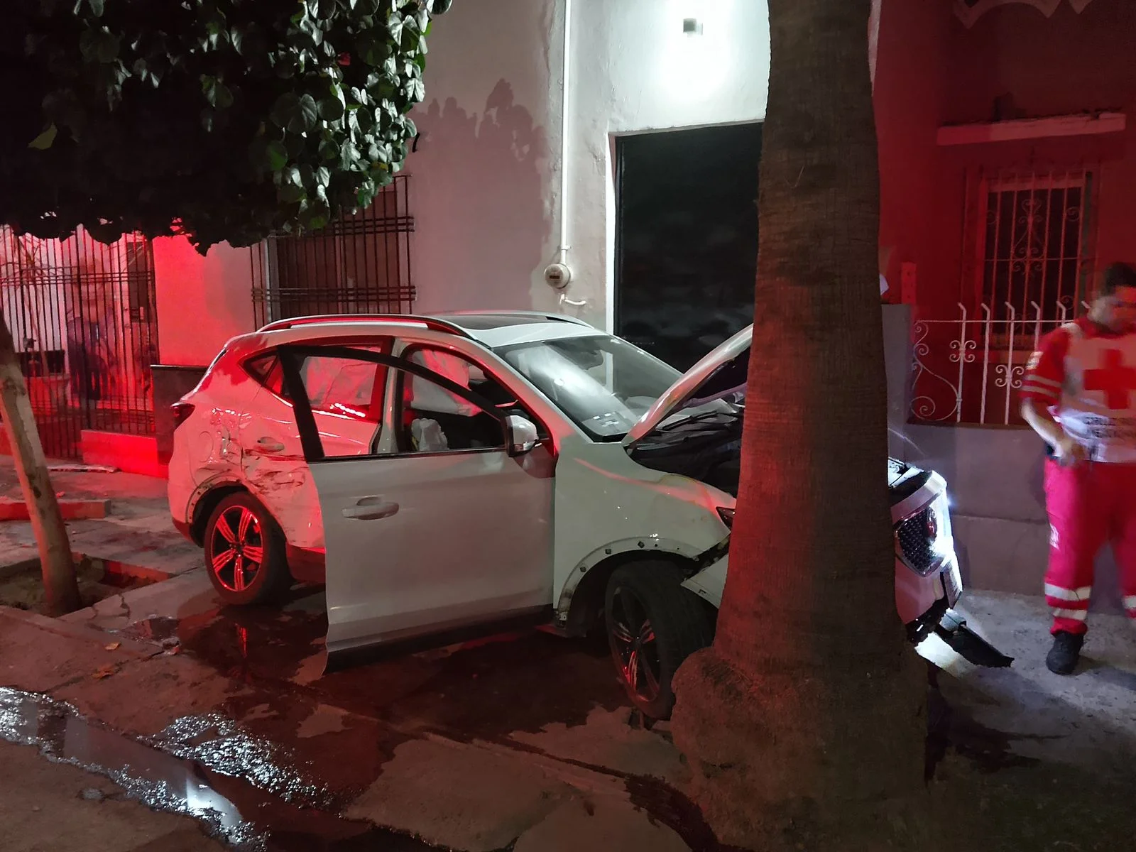 Accidente vial en el Centro de Torreón deja una mujer lesionada tras colisión entre una camioneta y un transporte de gas.