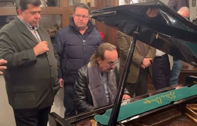 El diputado morenista reunió a senadores, cantantes y empresarios en un evento con música en vivo y ambiente exclusivo.