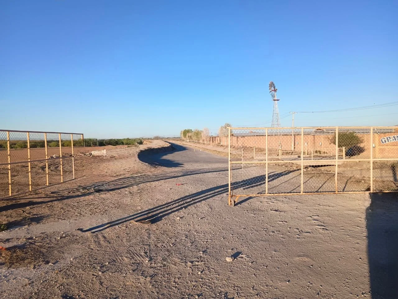 Conagua repara socavón en carretera de Matamoros para prevenir riesgos y restablecer la seguridad vial en la zona.