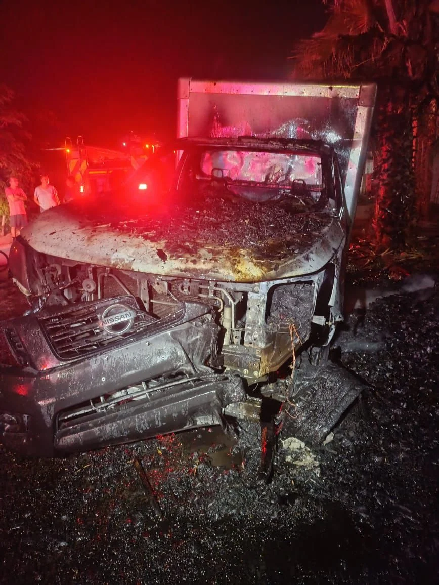Incendio en Torreón quema dos vehículos; bomberos controlan las llamas en la colonia Quinta Los Nogales sin reportar víctimas.