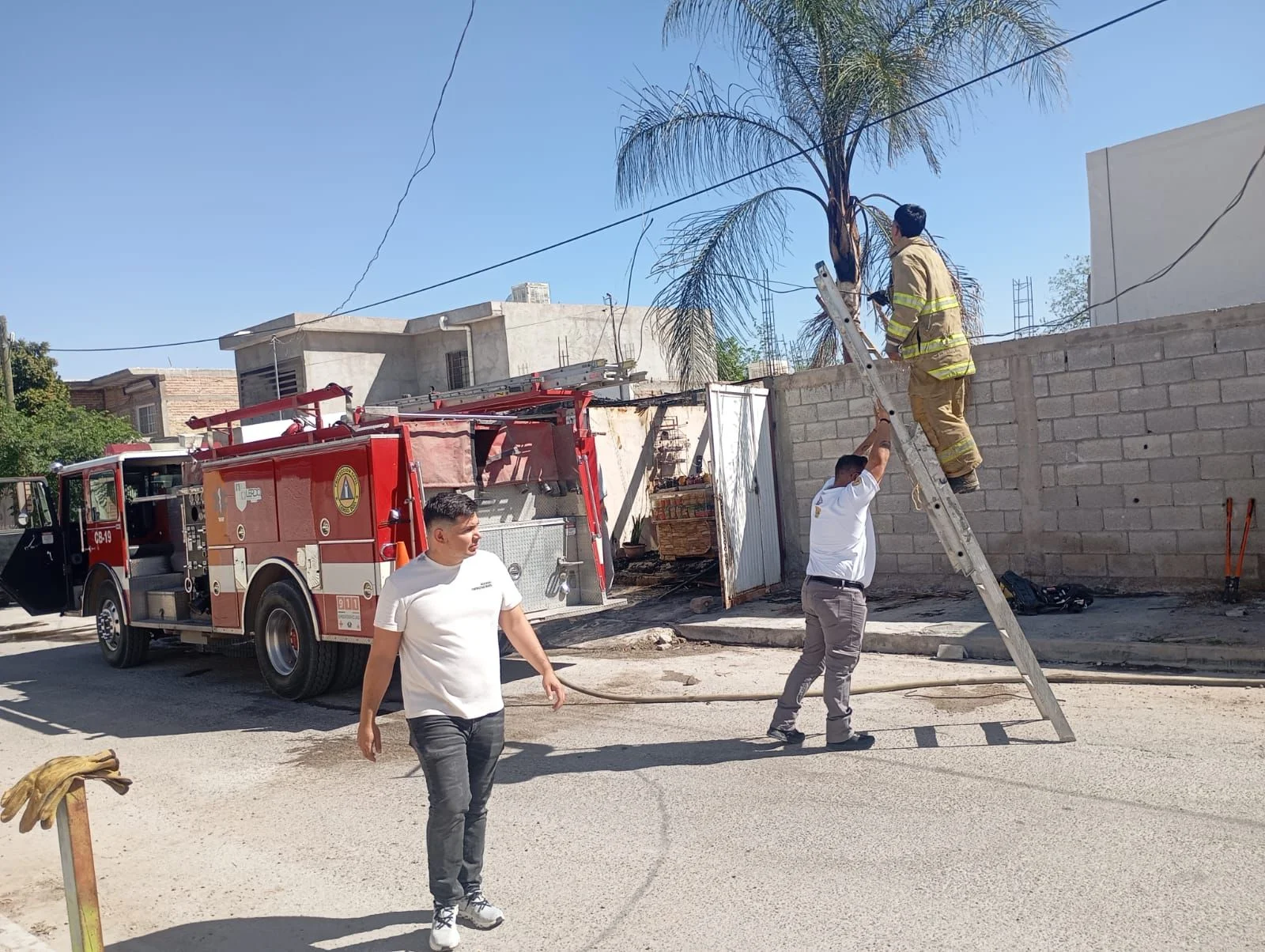 Incendio en Lerdo consume cochera por posible cortocircuito. Protección Civil y Bomberos atendieron la emergencia en la colonia Las Flores sin reportar víctimas.
