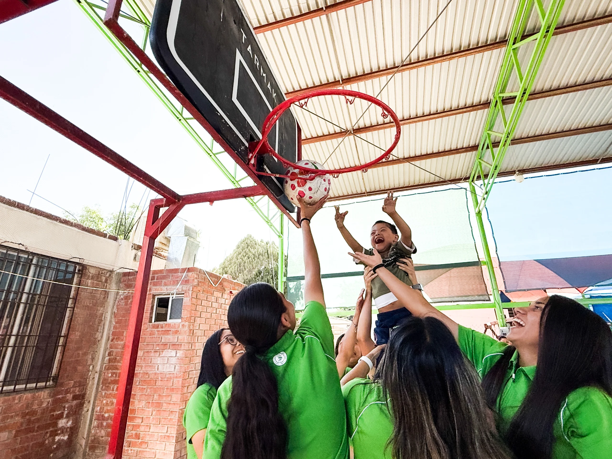 Guerreras de Santos llevan tarde de alegría a niños de Fundación Down