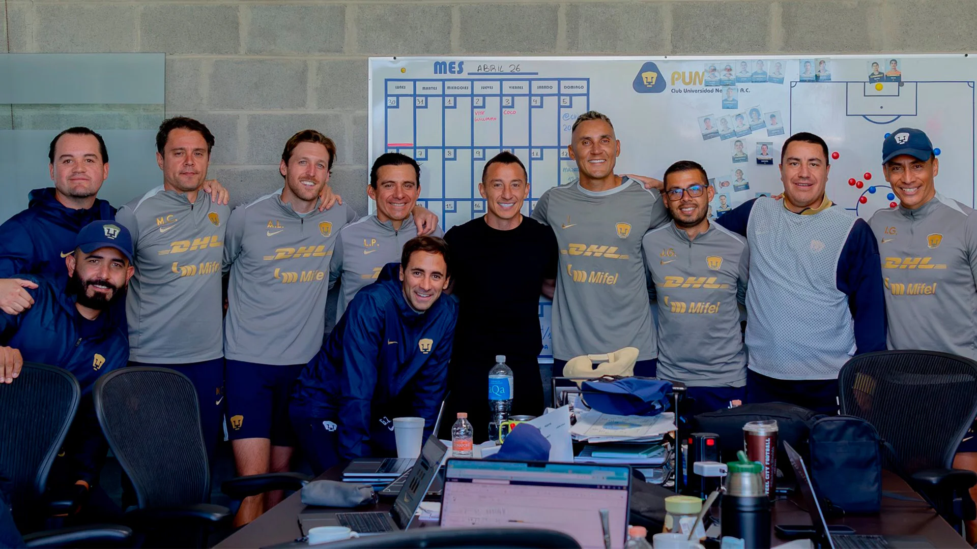 El ‘Principito’, visitó las instalaciones de Pumas UNAM para convivir y compartir momentos con el equipo dirigido por Efraín Juárez