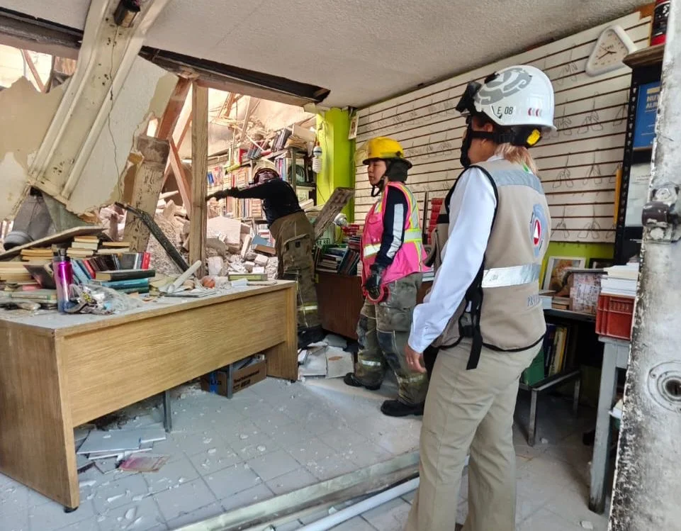Colapso de librería deja un hombre atrapado entre escombros en Torreón