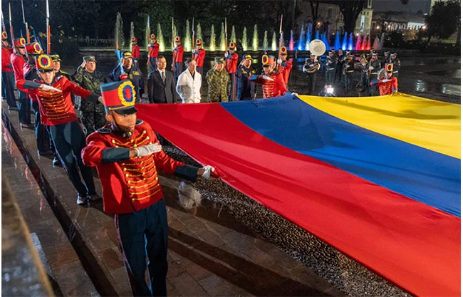 Ciudadanos y fuerzas armadas rinden homenaje a fallecidos del accidente aéreo en actos marcados por el duelo nacional.