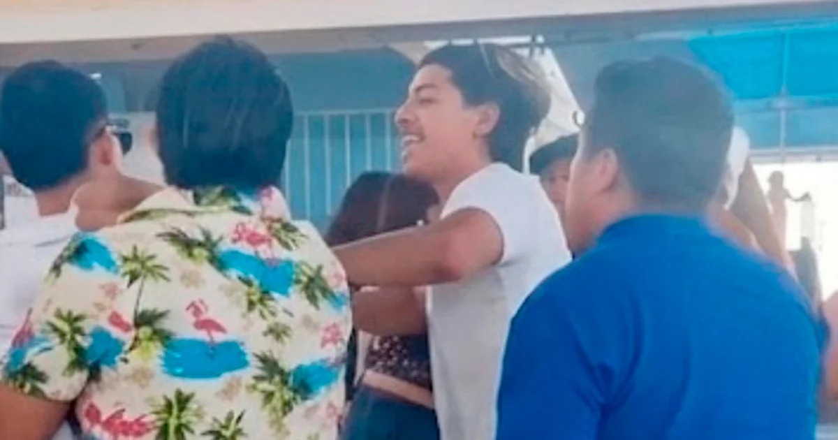 El momento fue captado en un video que rápidamente se viralizó en redes sociales.
