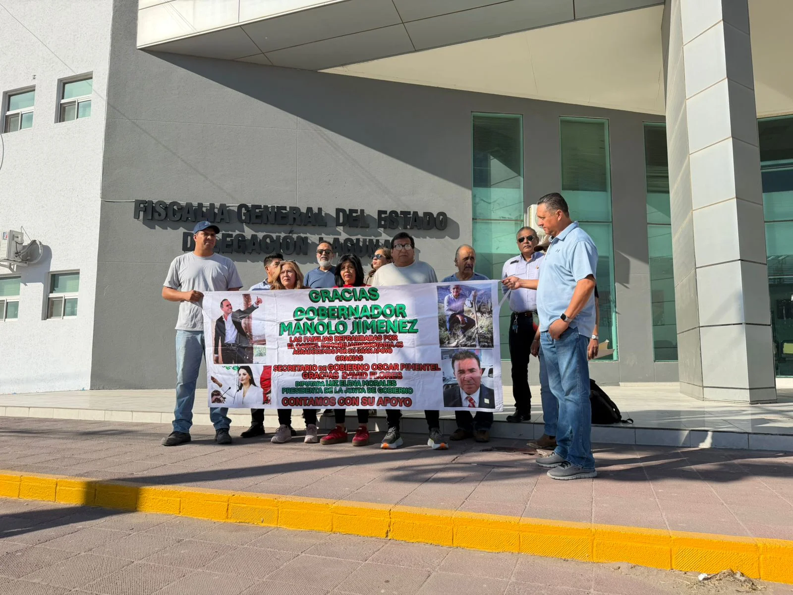 Ciudadanos de Torreón protestan por presunto fraude inmobiliario masivo vinculado a una notaría, con terrenos vendidos hasta seis veces. Exigen justicia al gobernador.