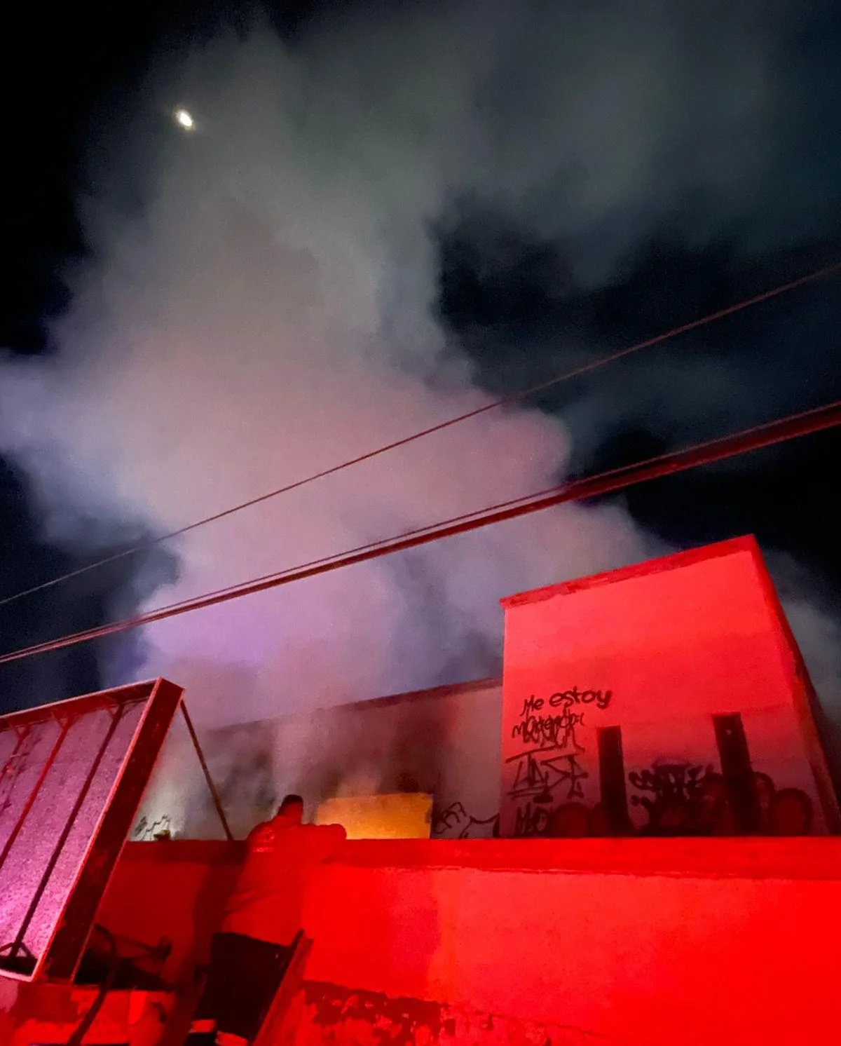 Incendio en antigua fábrica Leche Lerdo es controlado por Bomberos tras sofocar las llamas en la planta alta del inmueble abandonado.