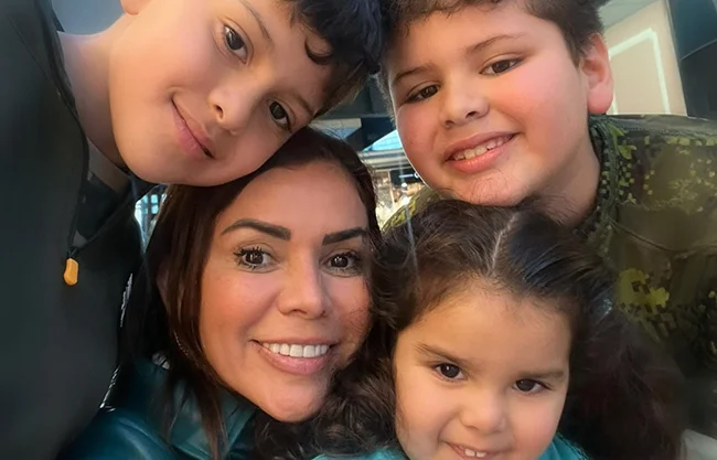 A través de redes sociales, Barrón publicó una fotografía donde se le puede ver junto a sus hijos