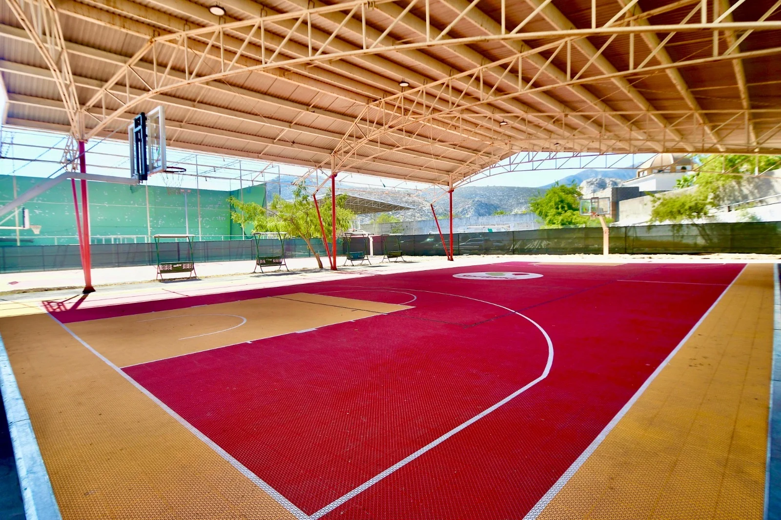 Rehabilitan cuatro canchas de básquetbol en La Compresora para impulsar el deporte y la convivencia comunitaria en Torreón.